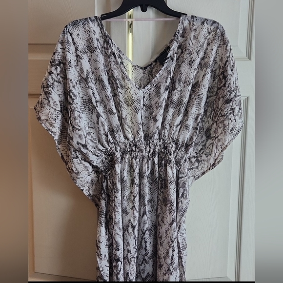 BCBG Maxazria cover-up - Picture 5 of 11